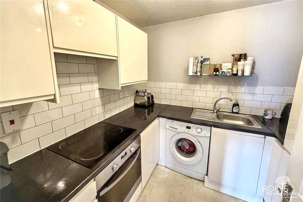 Property photo 3 of 6 Modern Kitchen