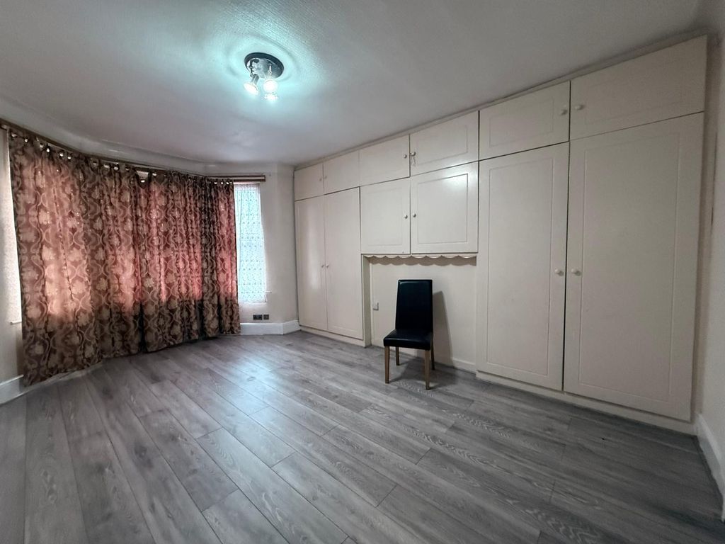 Property photo 1 of 14 Four To Five Bedroom House In Ilford- Â£3000 Pcm