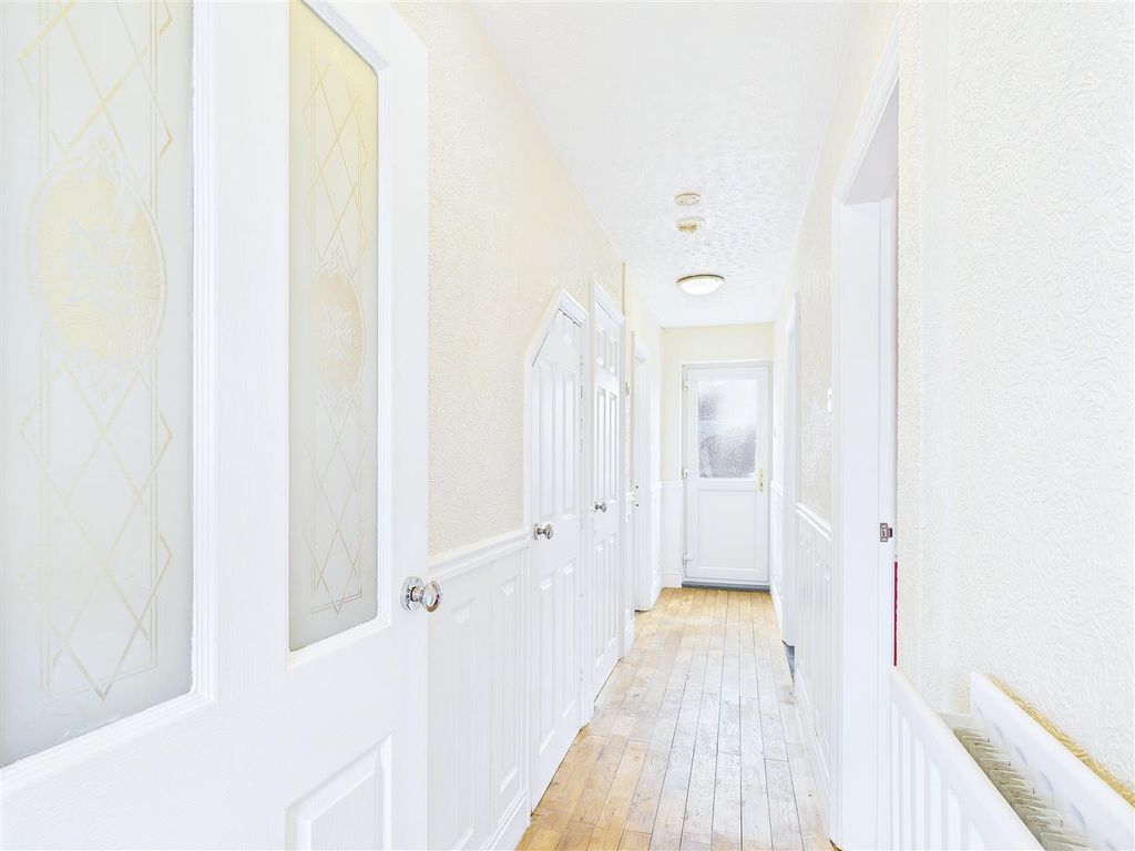 Property photo 3 of 30 Grange Close