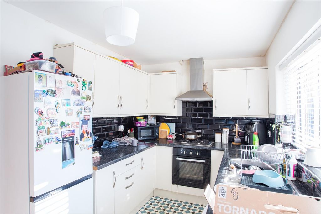 Property photo 3 of 19 Kitchen