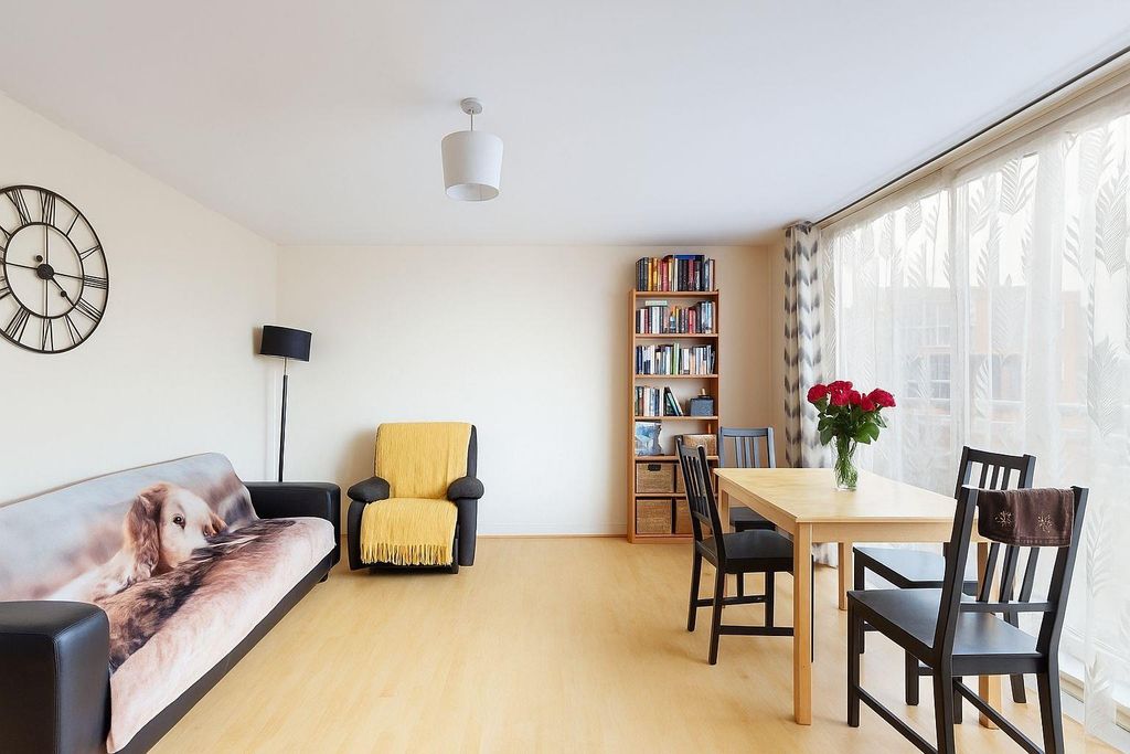 Property photo 2 of 6 Living Room - For Sale - E16 Barrain London