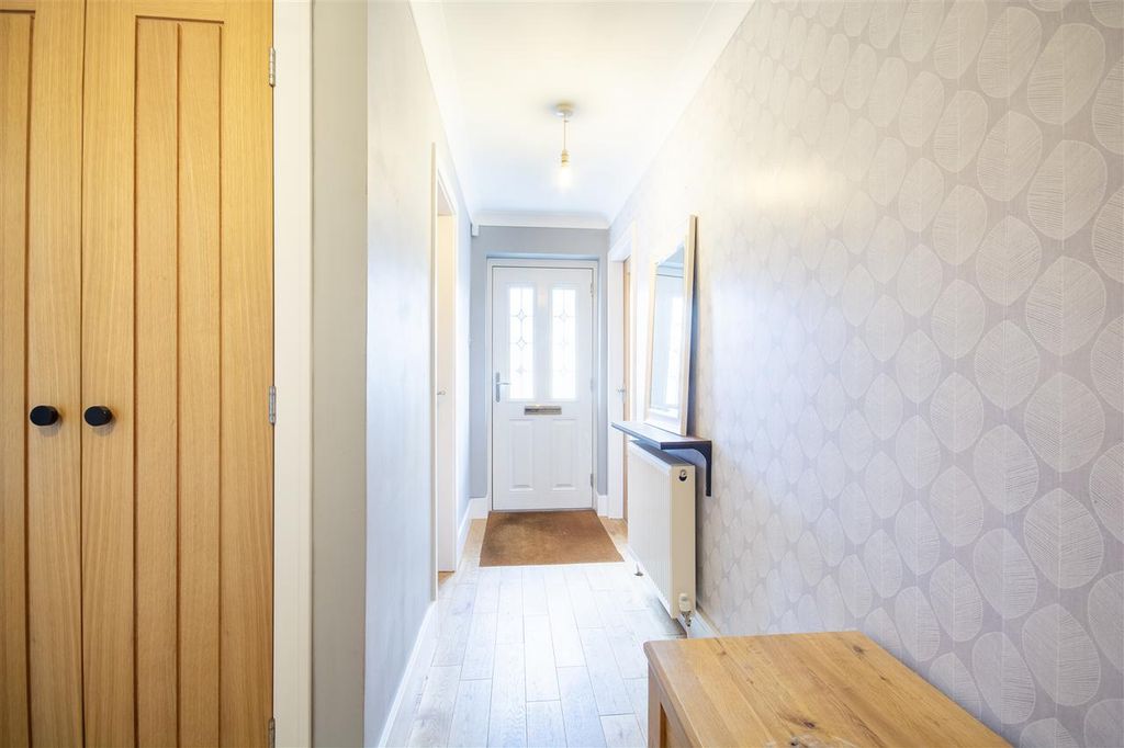 Property photo 2 of 33 Entrance Hall