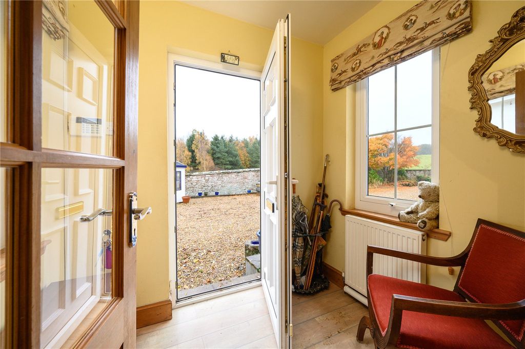 Property photo 3 of 25 Vestibule