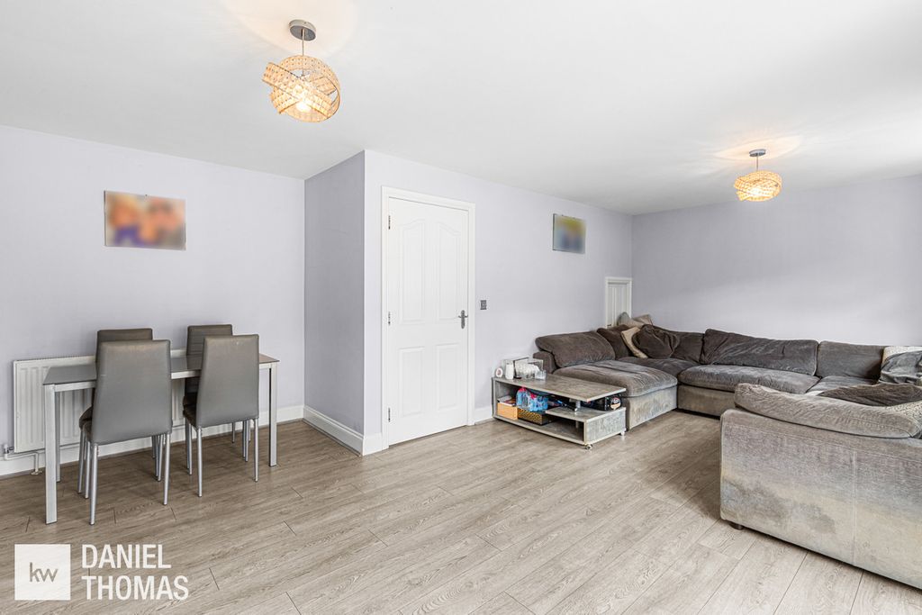 Property photo 2 of 32