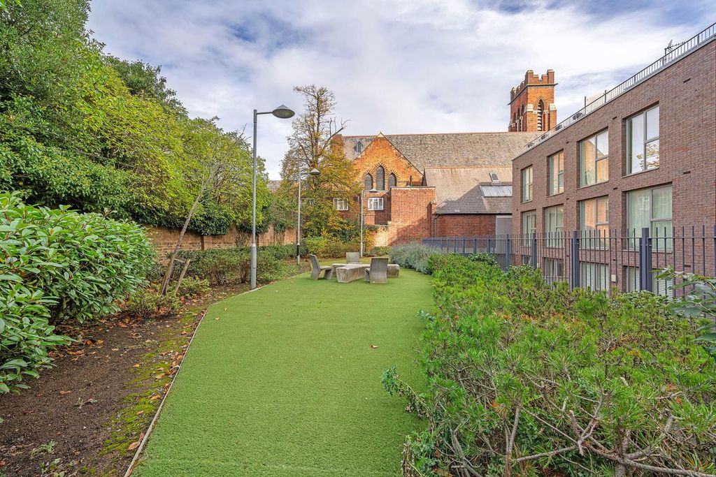 Property photo 3 of 17 Communal Garden.Jpg