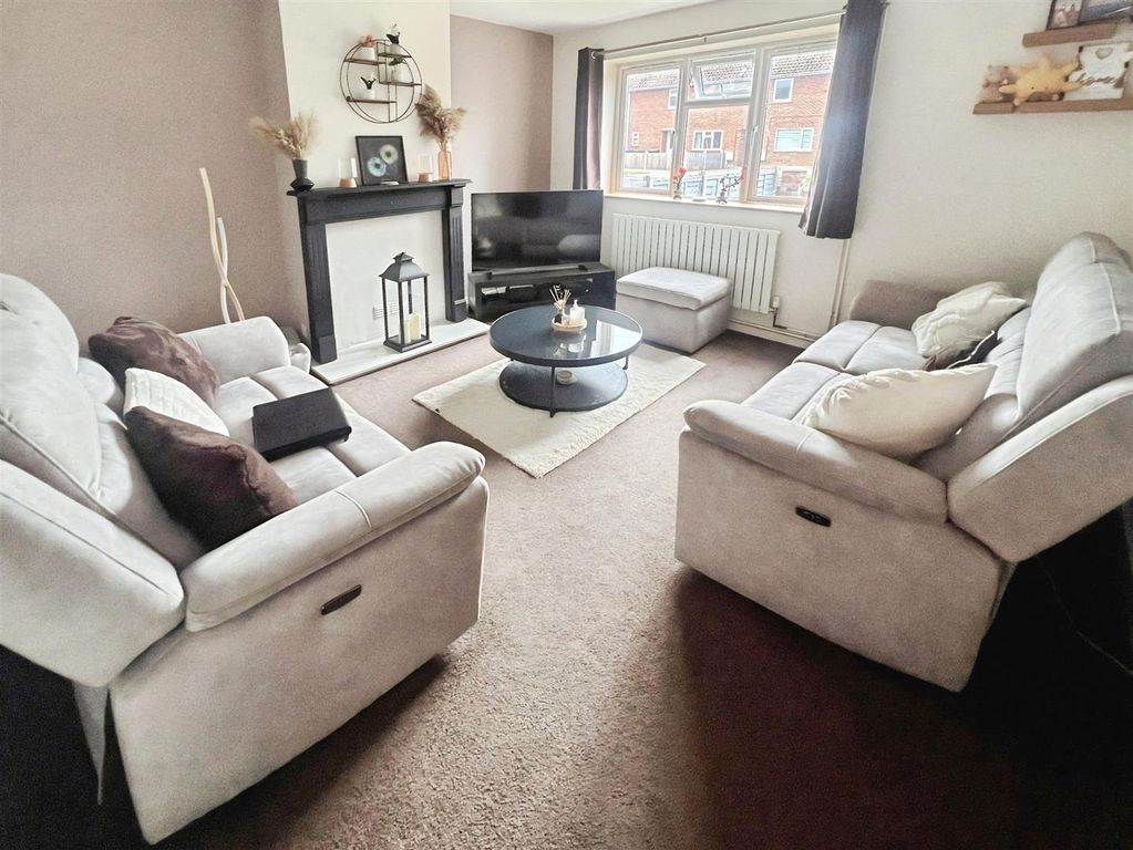 Property photo 3 of 19 Lounge
