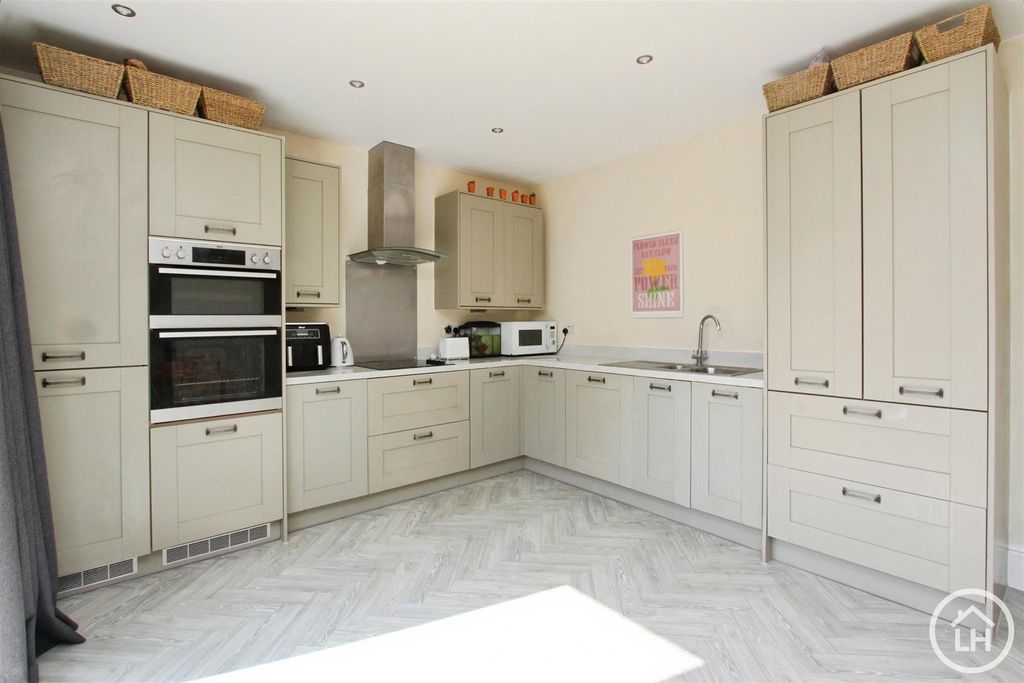 Property photo 3 of 14 Kitchen