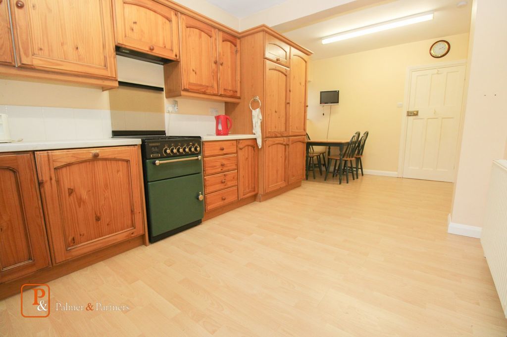 Property photo 2 of 8 Kitchen