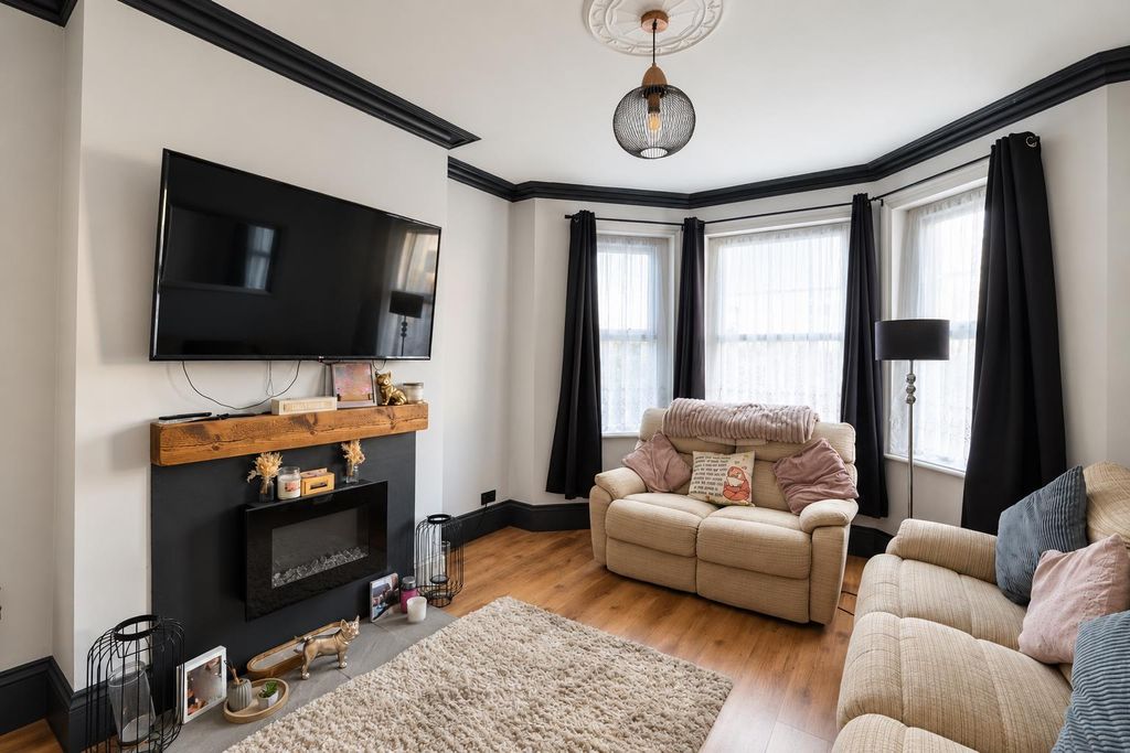 Property photo 3 of 17 157F2F5c-30d8-44B9-A10c-Ebedac6Fa204.Png