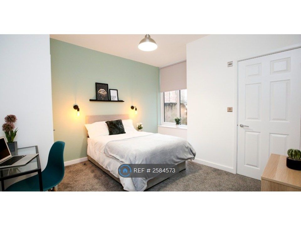 Property photo 3 of 9 Double Ensuite Room - £600 Pcm - Available