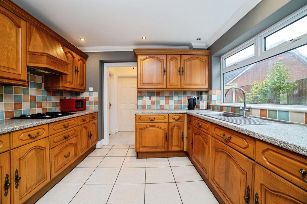 Property photo 3 of 31 Kitchen