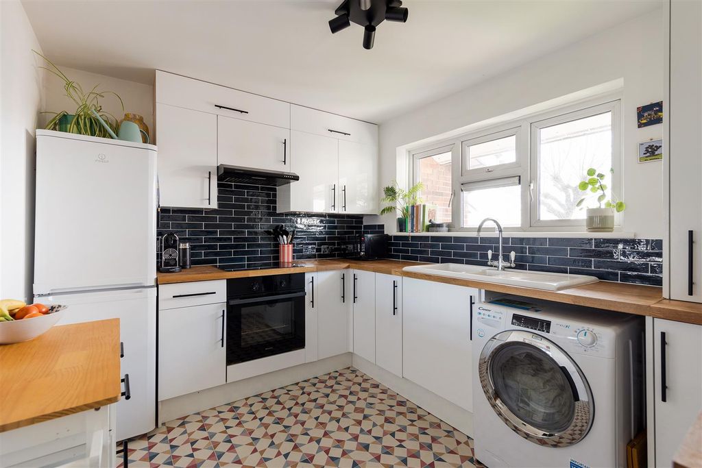 Property photo 3 of 13 Arkley Road, E17