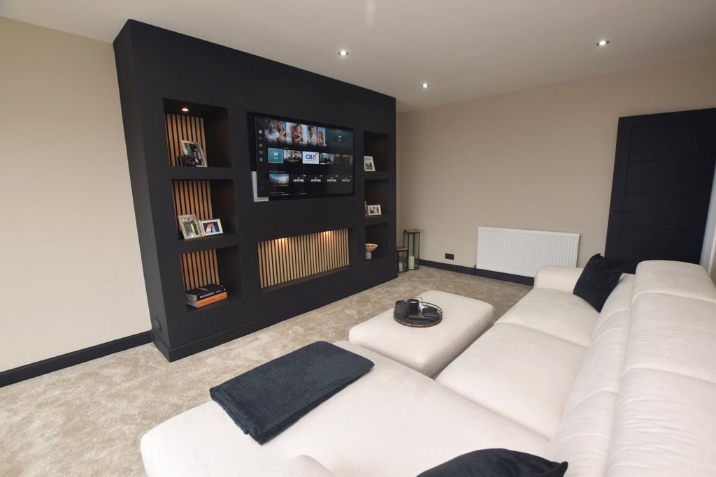 Property photo 2 of 10 Sitting Room