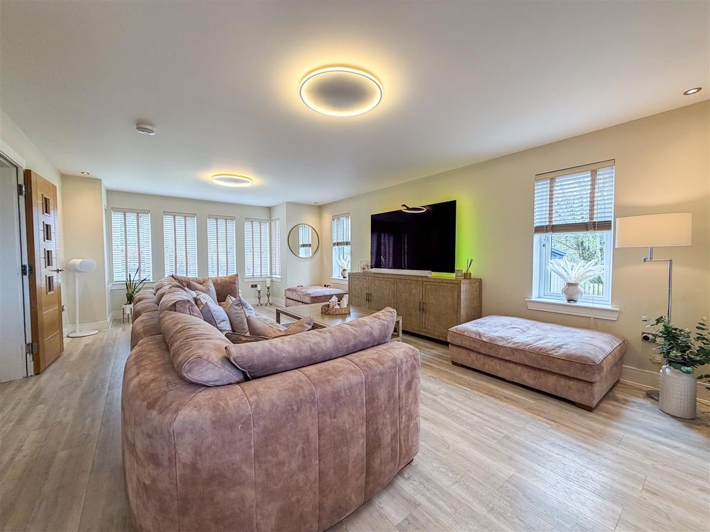 Property photo 3 of 47 Lounge