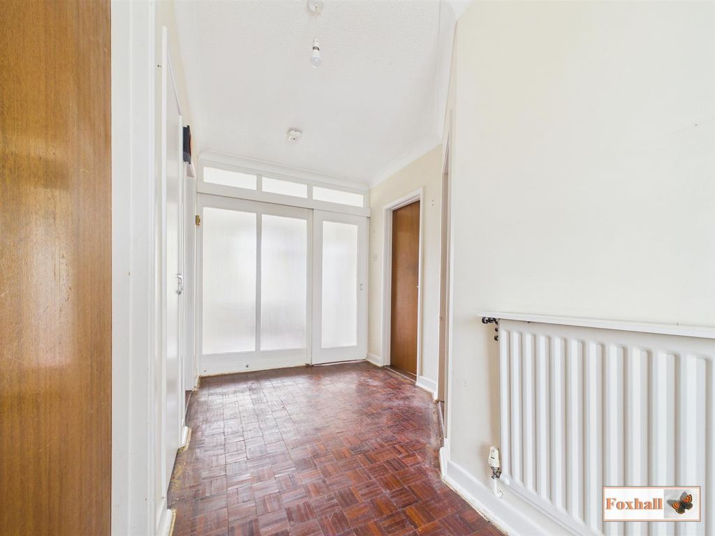 Property photo 3 of 19 Entrance Hall