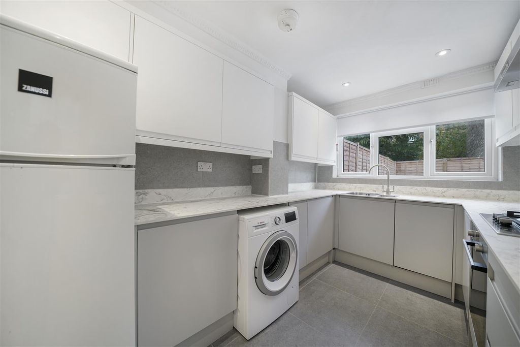 Property photo 3 of 16 Newly Fitted High Gloss Kitchen