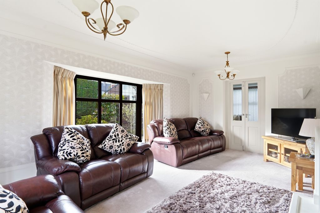 Property photo 3 of 22 Woodhallparkdrive006