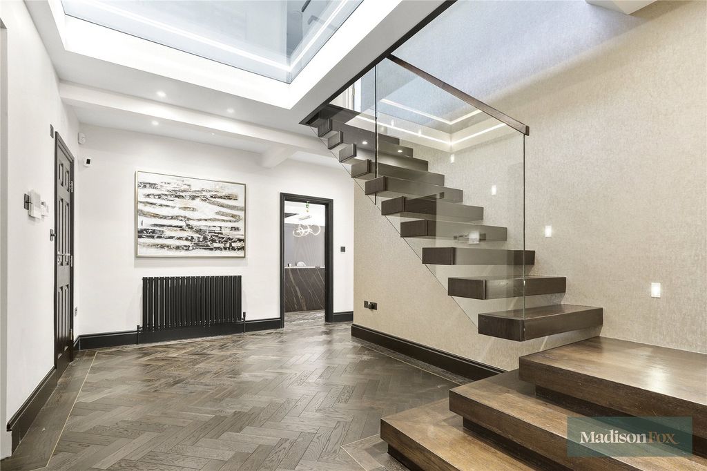 Property photo 2 of 57 Picture No. 35