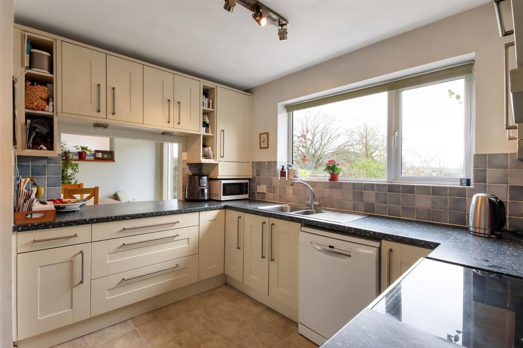 Property photo 3 of 18 63300_015.Jpg