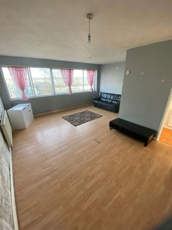Property photo 1 of 11 Spacious Three Bedroom Top Floor Duplex Flat Available For Sale Located On Dallow Road In Luton