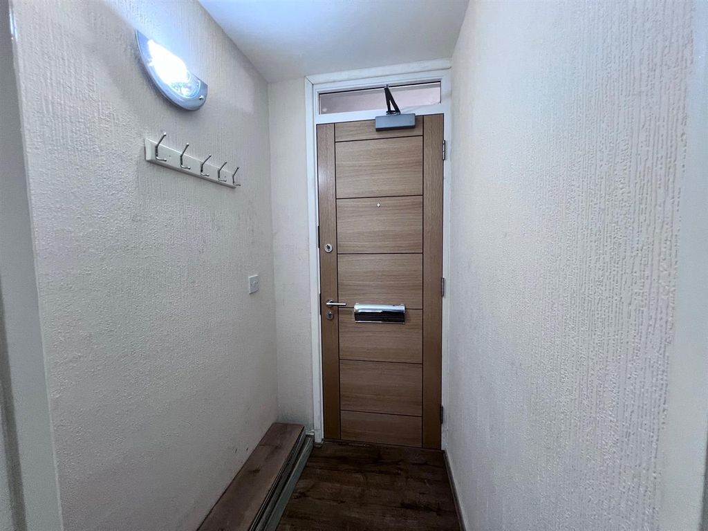 Property photo 2 of 11 Entrance Hallway B.Jpg