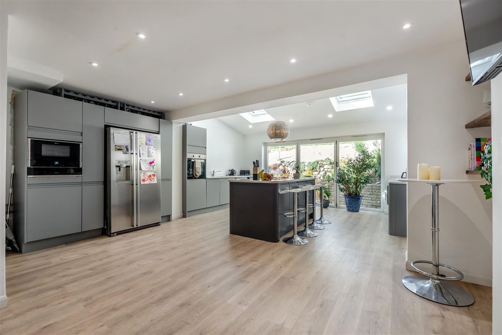 Property photo 3 of 17 8664321-Interior07.Jpg