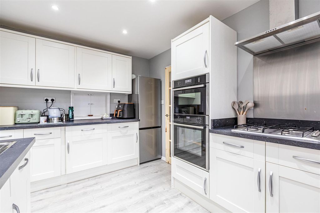 Property photo 3 of 27 3 Kashmir Close, New Haw, Kt15 3Jd - 20.Jpg