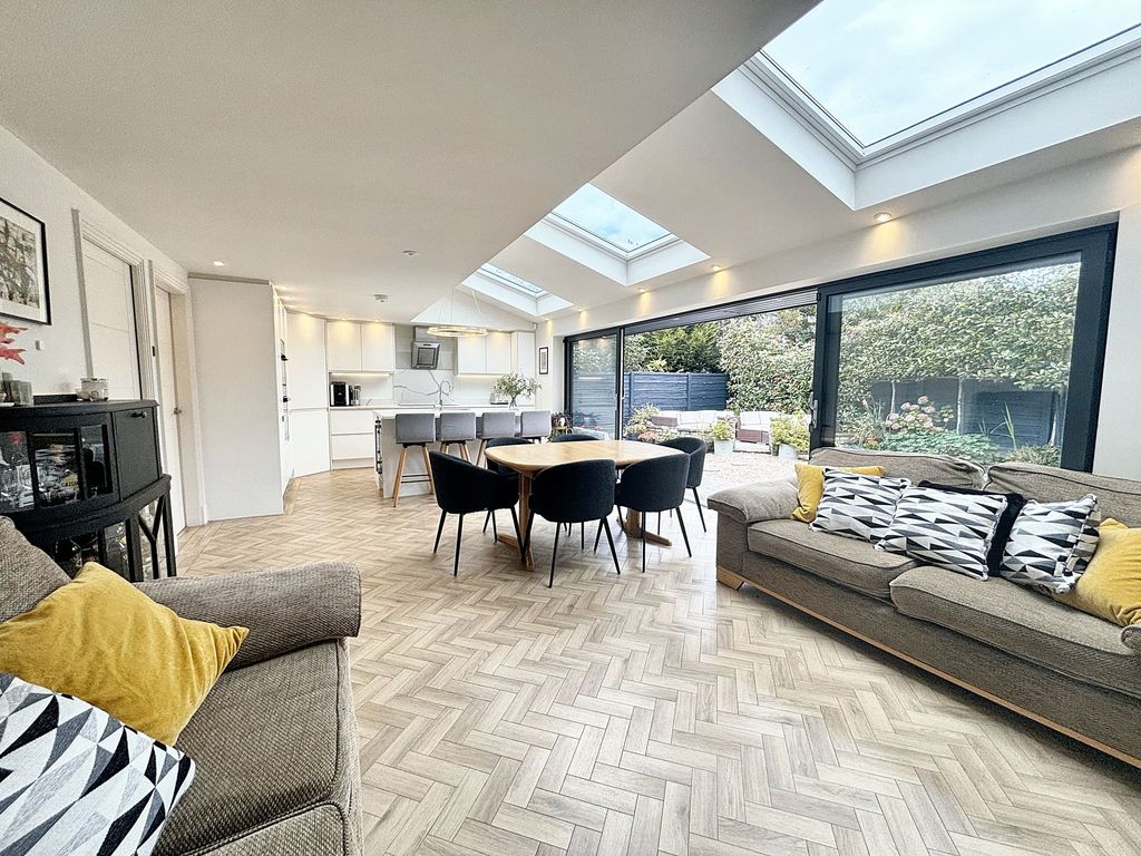 Property photo 2 of 28