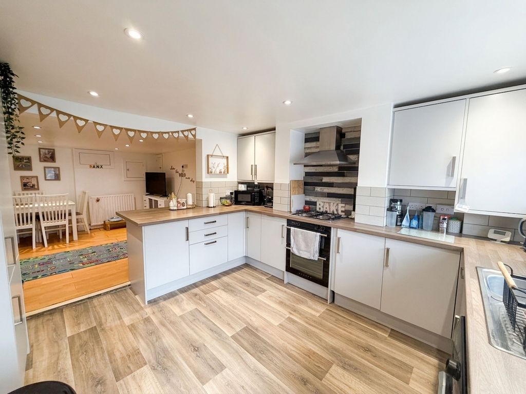 Property photo 2 of 10 Kitchen