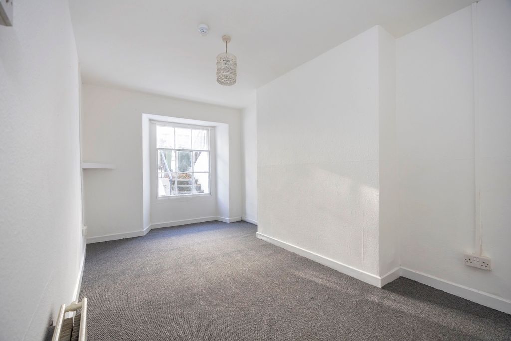 Property photo 3 of 7 Wellington St-06