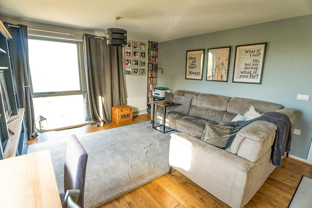 Property photo 3 of 17 Lounge