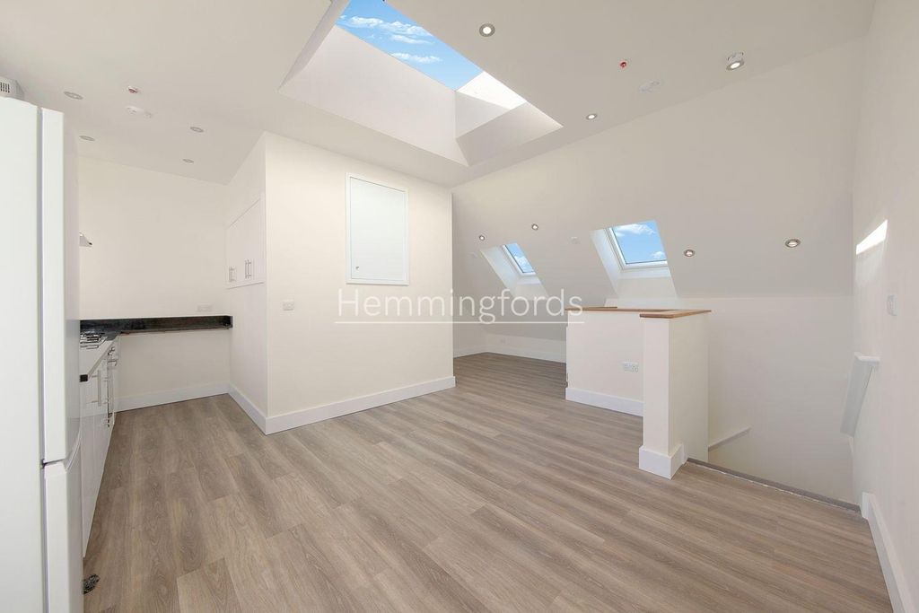 Property photo 1 of 15 Flat 9, 54 Gray's Inn Road - Dqmdrtmafwem4Ymbkvb2.