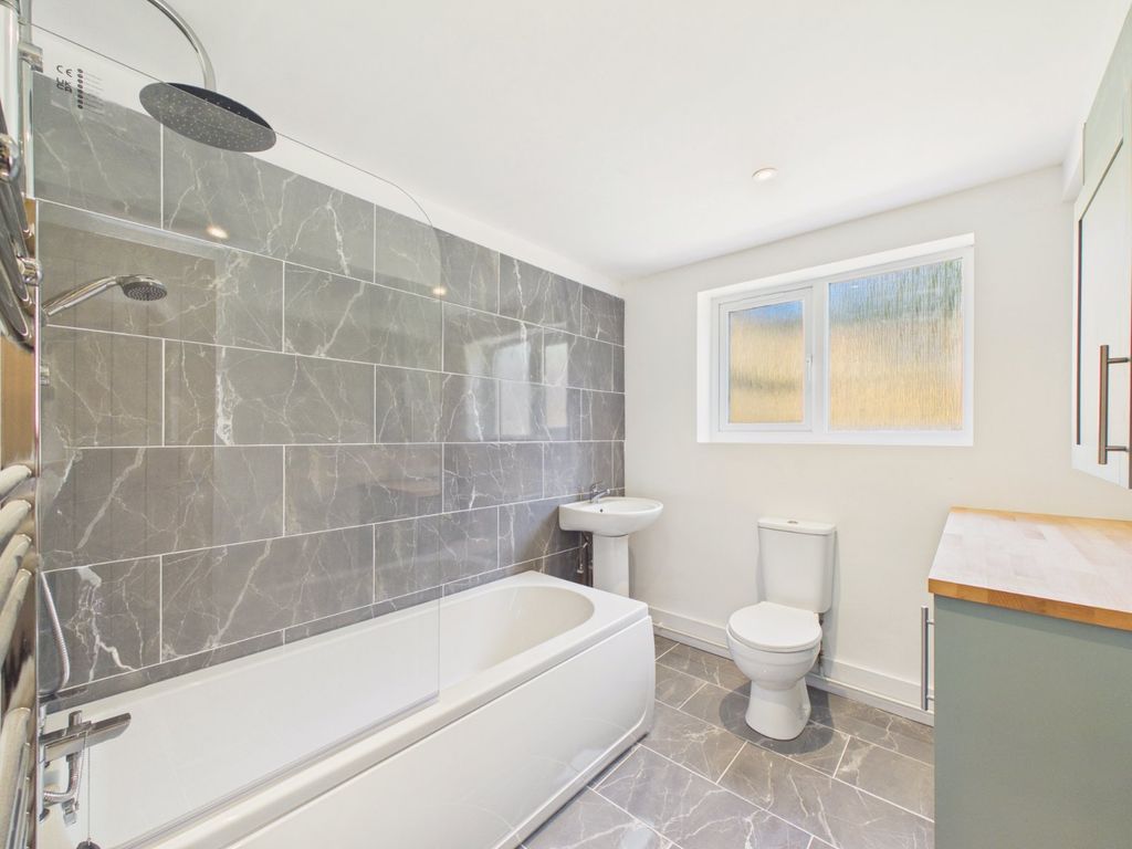 Property photo 3 of 18 Bathroom