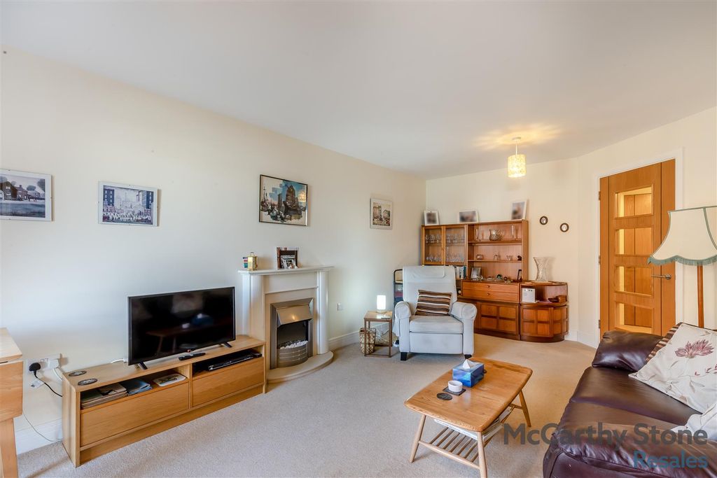 Property photo 3 of 23 8676928-Interior06.Jpg