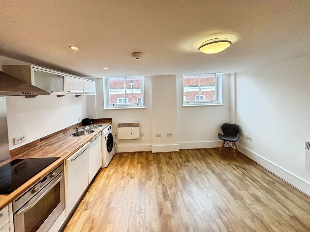 Property photo 3 of 7 Living/Kitchen