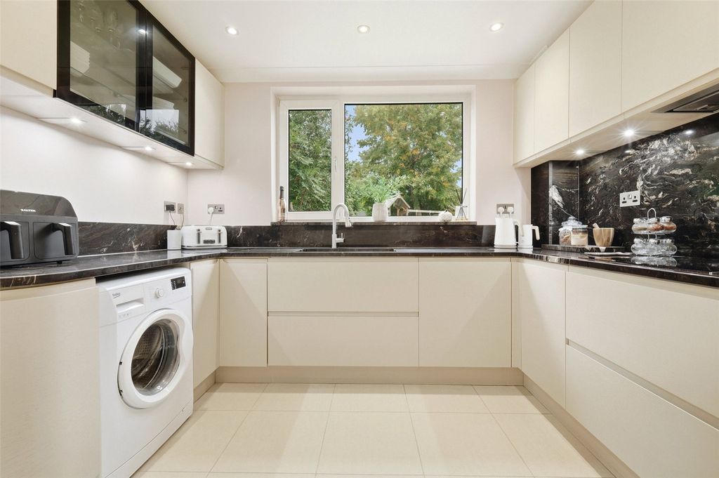 Property photo 3 of 19 Picture No. 09