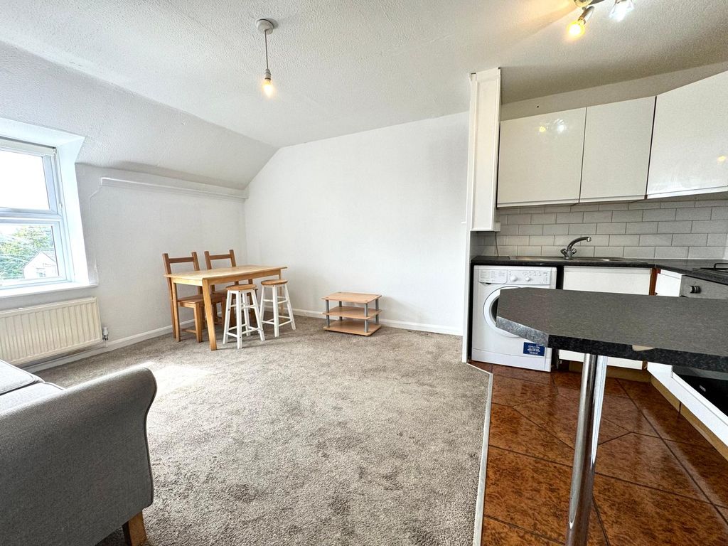 Property photo 2 of 9 8