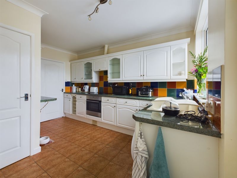 Property photo 2 of 10 Kitchen
