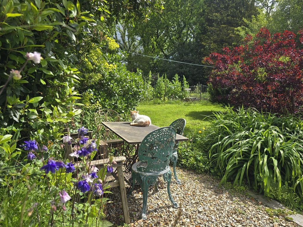 Property photo 3 of 75 House Gardens