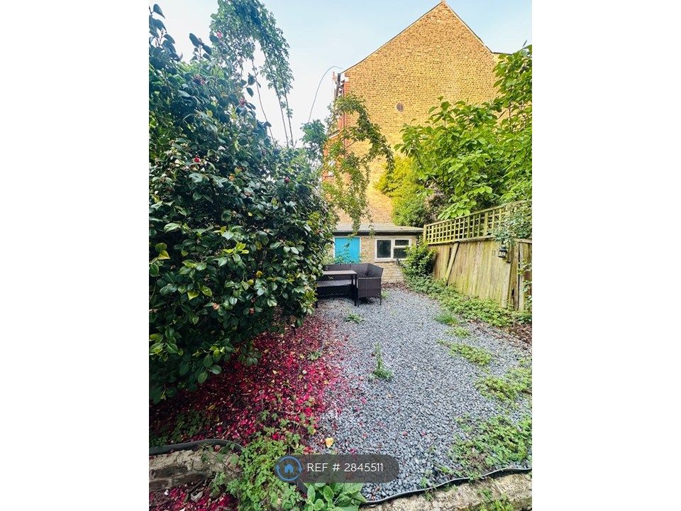 Property photo 2 of 12 Bright Secluded Garden
