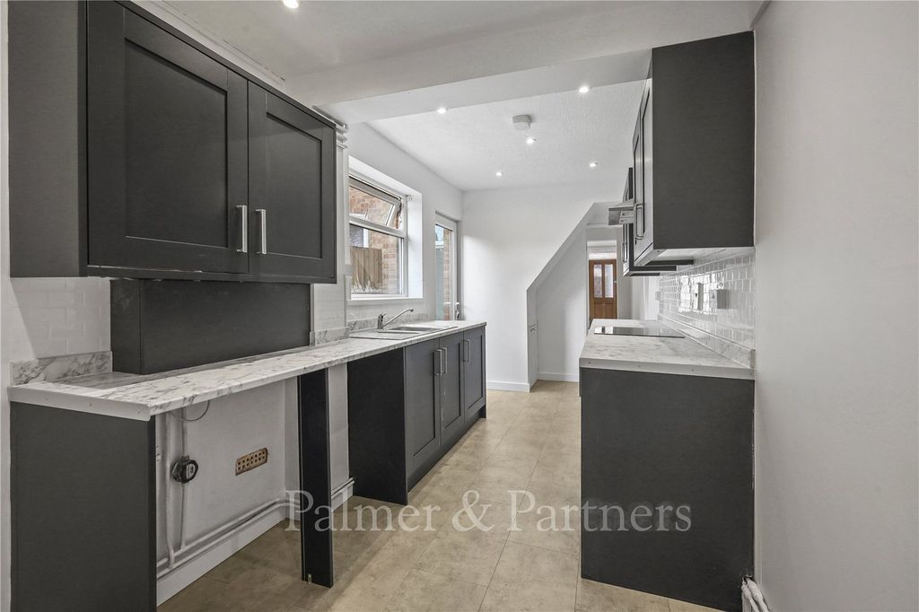 Property photo 2 of 11 Kitchen