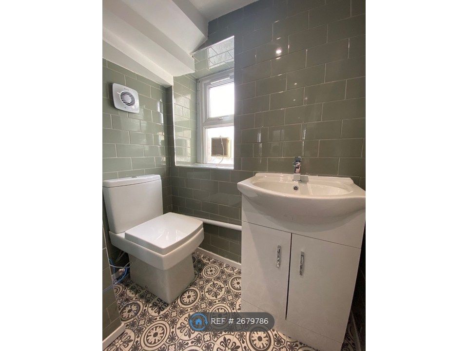 Property photo 3 of 10 Bathroom