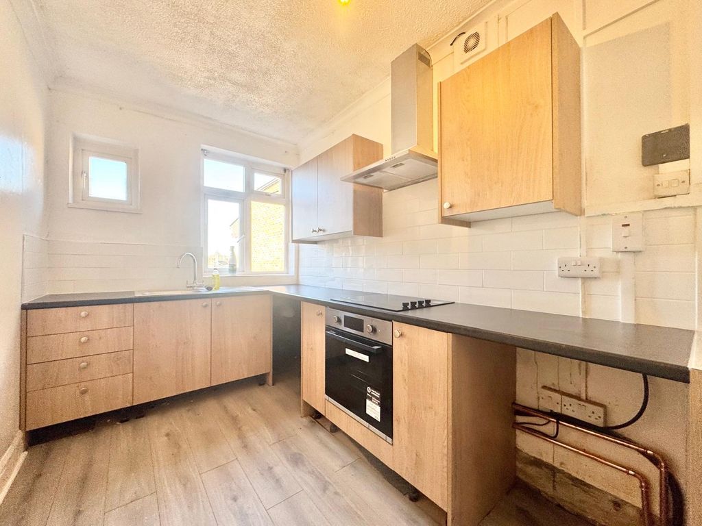 Property photo 2 of 6 Kitchen