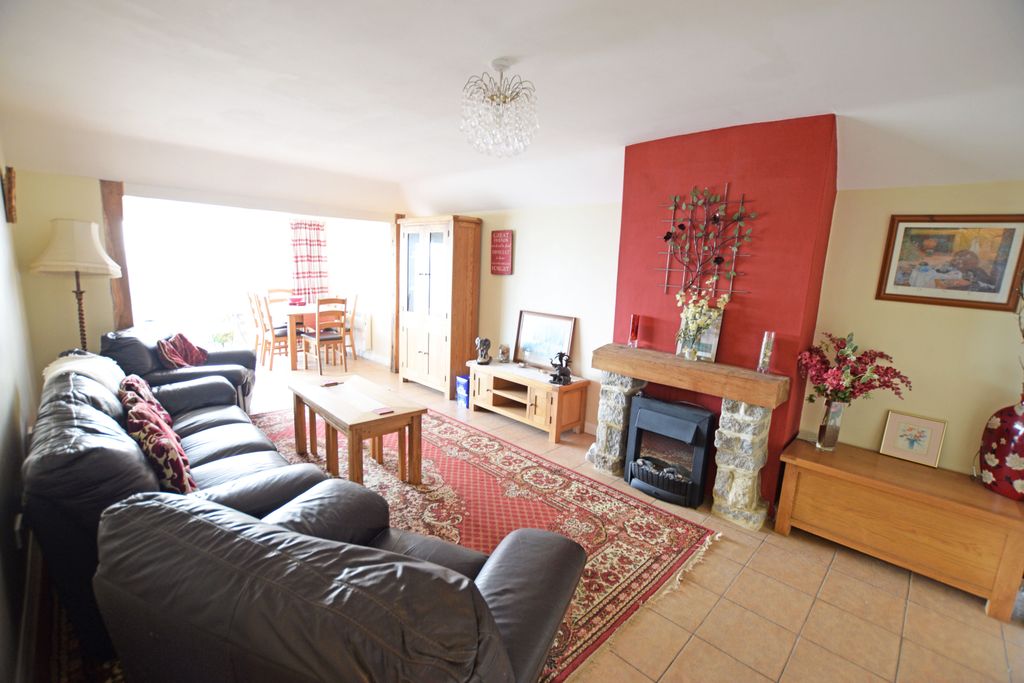 Property photo 3 of 21 Living Room