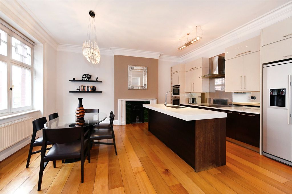 Property photo 3 of 11 Kitchen/Dining