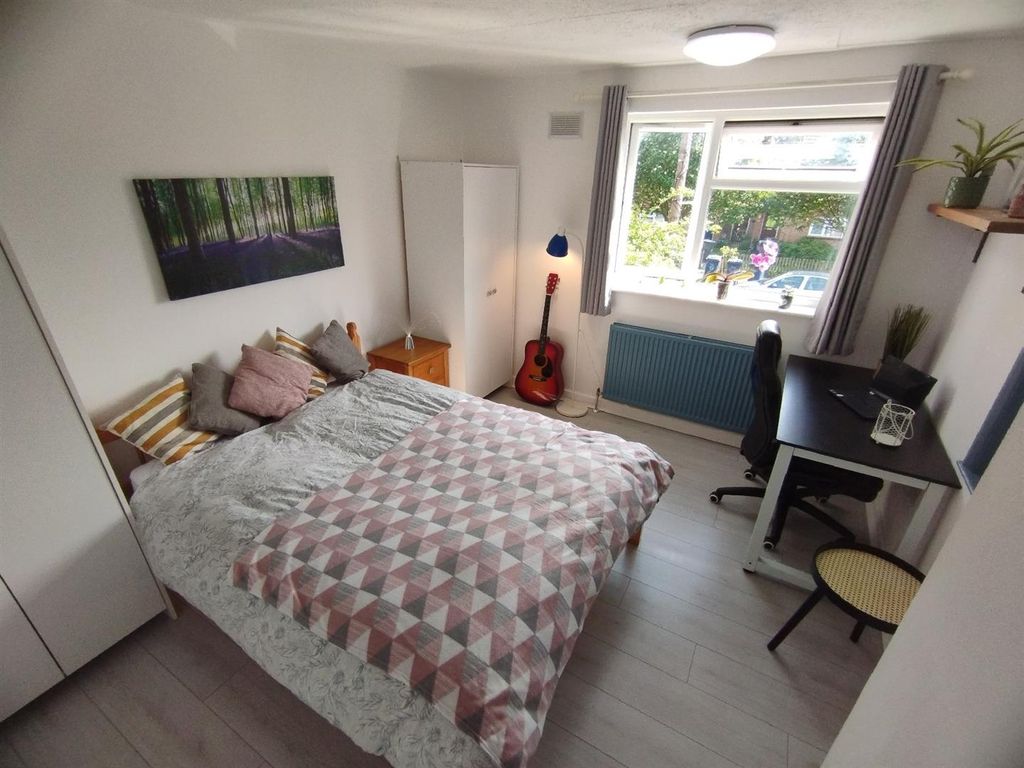 Property photo 3 of 7 Room 5.Jpg
