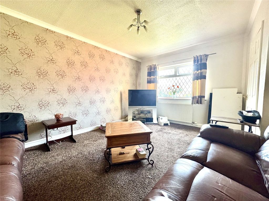 Property photo 2 of 18 Lounge