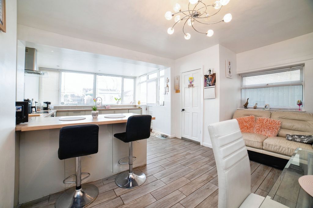 Property photo 3 of 13 Family Kitchen Diner