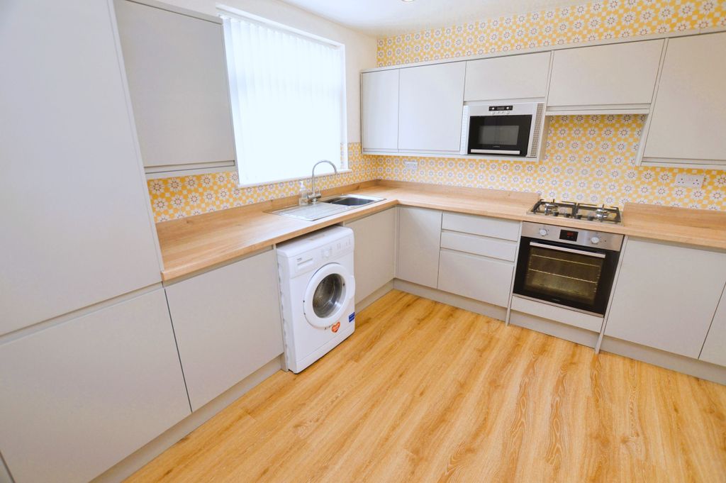 Property photo 2 of 27