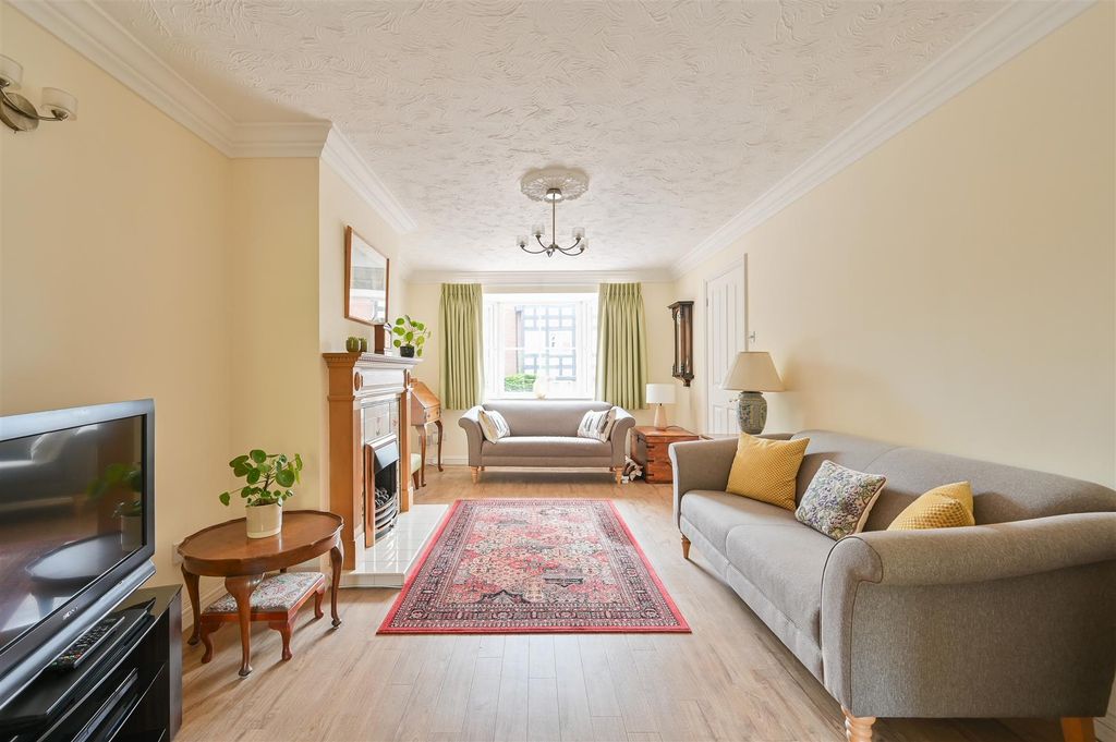 Property photo 3 of 12 12 Hitherfield Lane-3.Jpg